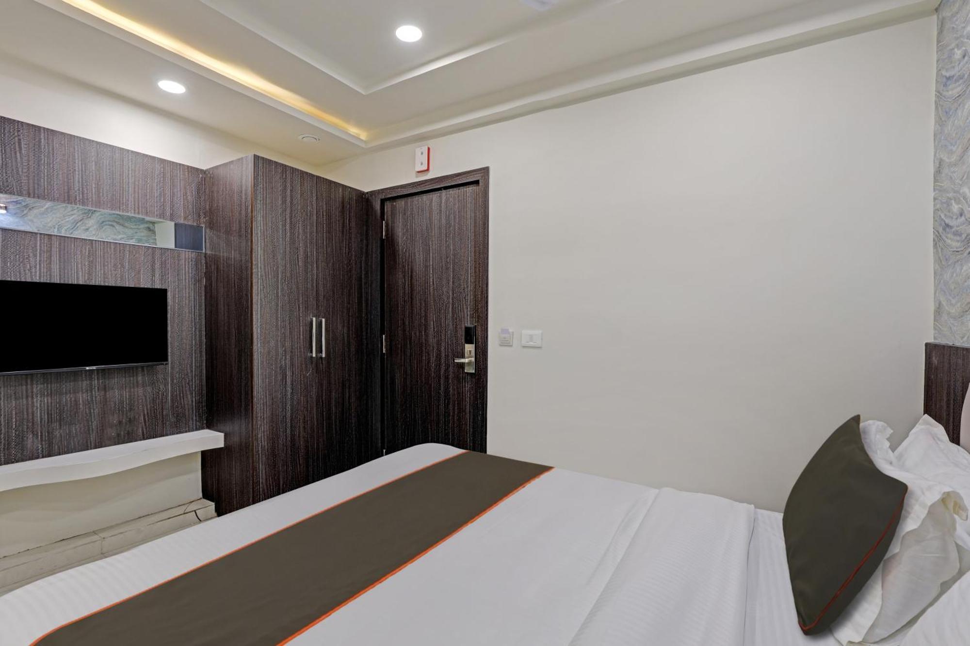 Collection O Alpha One Hotel อาเมดาบัด ภายนอก รูปภาพ