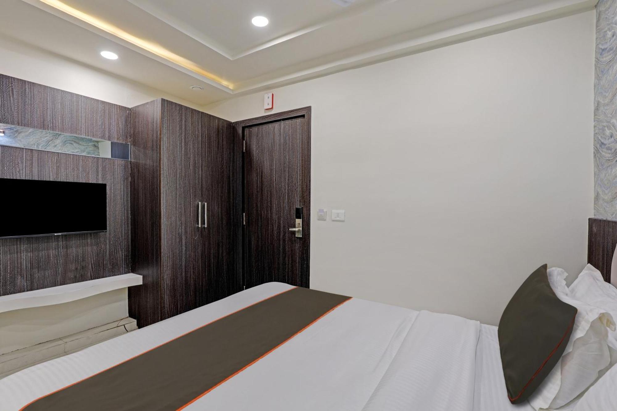 Collection O Alpha One Hotel อาเมดาบัด ภายนอก รูปภาพ